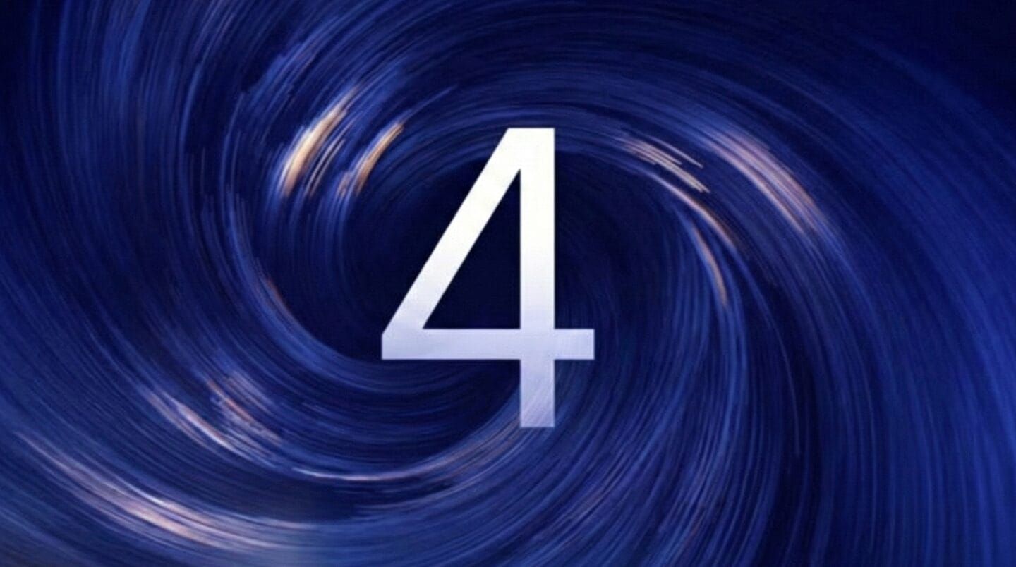 Логотип Xiaomi HyperOS 4 на синем фоне